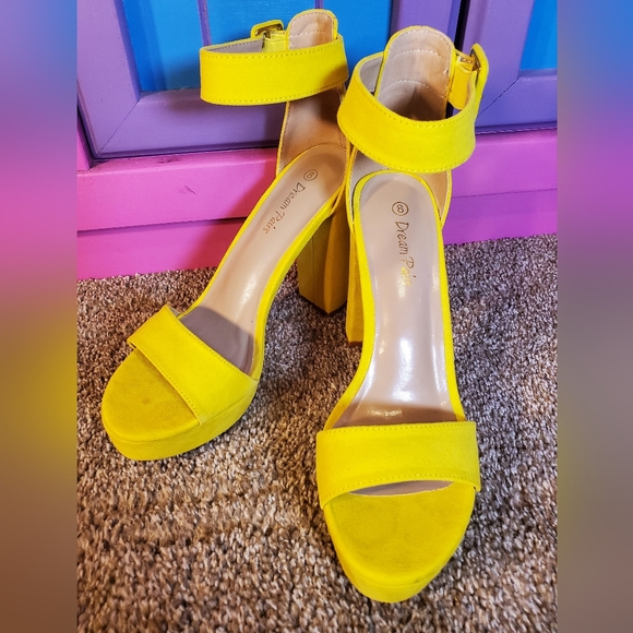 Yellow suede chunky or thick heel buckle strap sandals size 9 - Picture 2 of 10